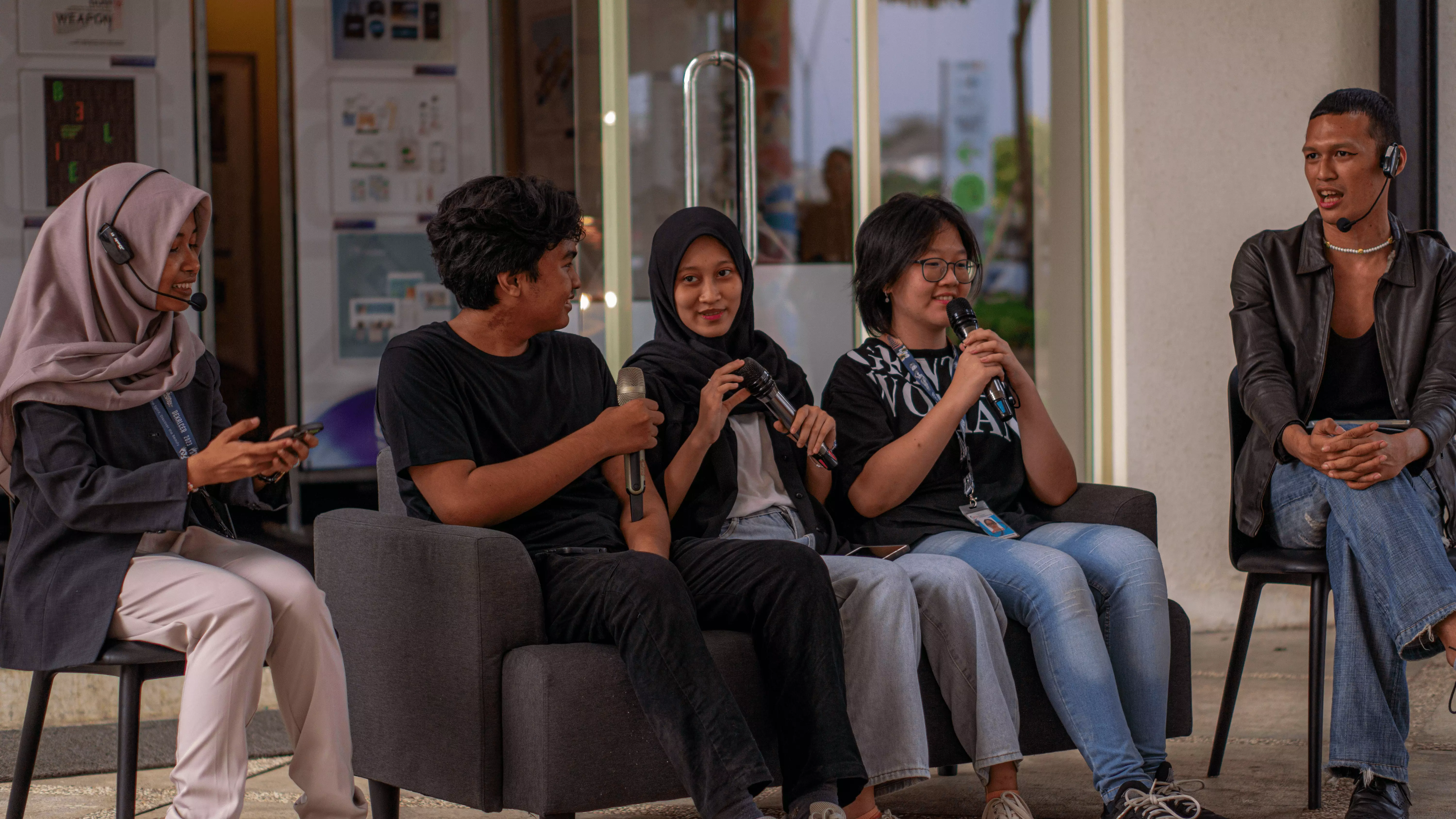 Sesi sharing mahasiswa berprestasi diadakan untuk menambah rasa antusias siswa calon desainer Desain Komunikasi Visual maupun Desain Produk Universitas Pembangunan Jaya.
